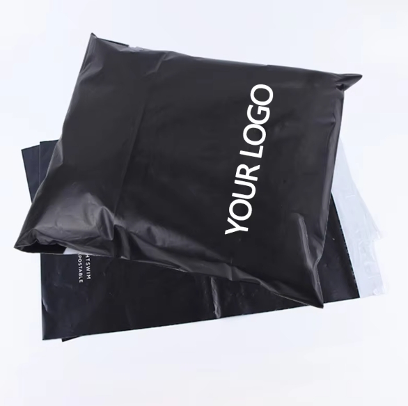 100% degradable delivery bag 100% degradable express bag is a kind of packaging bag designed for the transportation of parcel goods, the common material is plastic /PLA, known for strong and durable. The packaging bag has the characteristics of lightweight, easy to carry and convenient transportation, and is widely used in various fields such as e-commerce and logistics. It can not only effectively protect the internal items, reduce the damage rate, but also has the function of moisture, dust and so on. At the same time, you can choose to use degradable materials, and eventually decompose into carbon dioxide and organic matter, in order to reduce environmental pollution.  1, 100% biodegradable bag characteristics  Biodegradable bags are made of a special degradable material that can be broken down by microorganisms in the natural environment. Compared with traditional plastic packaging bags, it does not need hundreds of years to complete the decomposition process, but can be degraded by natural microorganisms in a short time, thereby reducing environmental pollution. Its raw materials have a wide range of sources, recyclable characteristics, very suitable for the production of environmentally friendly packaging bags.  2, compostable advantages  For many communities and institutions, the treated waste needs to be composted. The compostability of the 100% biodegradable bag makes it an ideal composting material. During the composting process, these bags are able to be decomposed by microorganisms along with organic matter and ultimately converted into nutrients needed for plant growth. This can not only reduce the difficulty and cost of waste disposal, but also improve the fertility of the soil and realize the reuse of resources.  3, eventually decompose into organic matter  When the biodegradable bag is discarded, in the natural environment, such as soil, water and other environments, due to the role of microorganisms, it can quickly decompose into water and carbon dioxide and other inorganic substances. This process does not cause any harm to the environment, and these inorganic substances can also be absorbed by the plant, and then converted into the nutrients needed by the plant. This makes this biodegradable bag not only an excellent environmentally friendly material, but also an excellent carrier for promoting the circulation of soil ecosystems.  4, accept custom for clothing packaging  In addition to being environmentally friendly, the biodegradable bags can be customized to suit different needs. This includes a variety of colors, sizes, thicknesses, and logos. Especially for the clothing industry, it can be customized according to the characteristics and style of the clothing, not only to ensure the uniqueness of the product, but also to make the packaging a way to display the clothing. In addition, the material also has good tensile and tear resistance, which can protect the internal clothing from damage.   As a new type of environmentally friendly packaging material, 100% biodegradable bags not only have compostable and degradable characteristics, but also have the advantages of highly customized. While providing good protection for clothing, it also makes a positive contribution to environmental protection.